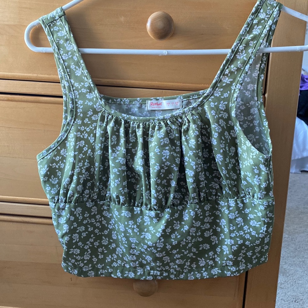 GREEN TANK CROP TOP W/WHITE FLOWERS
